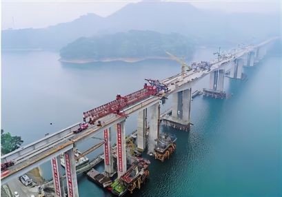 總體施工安全風險評估：高空作業(yè)中，裸露的電線和不足的安全防護措施均可能導致安全事故